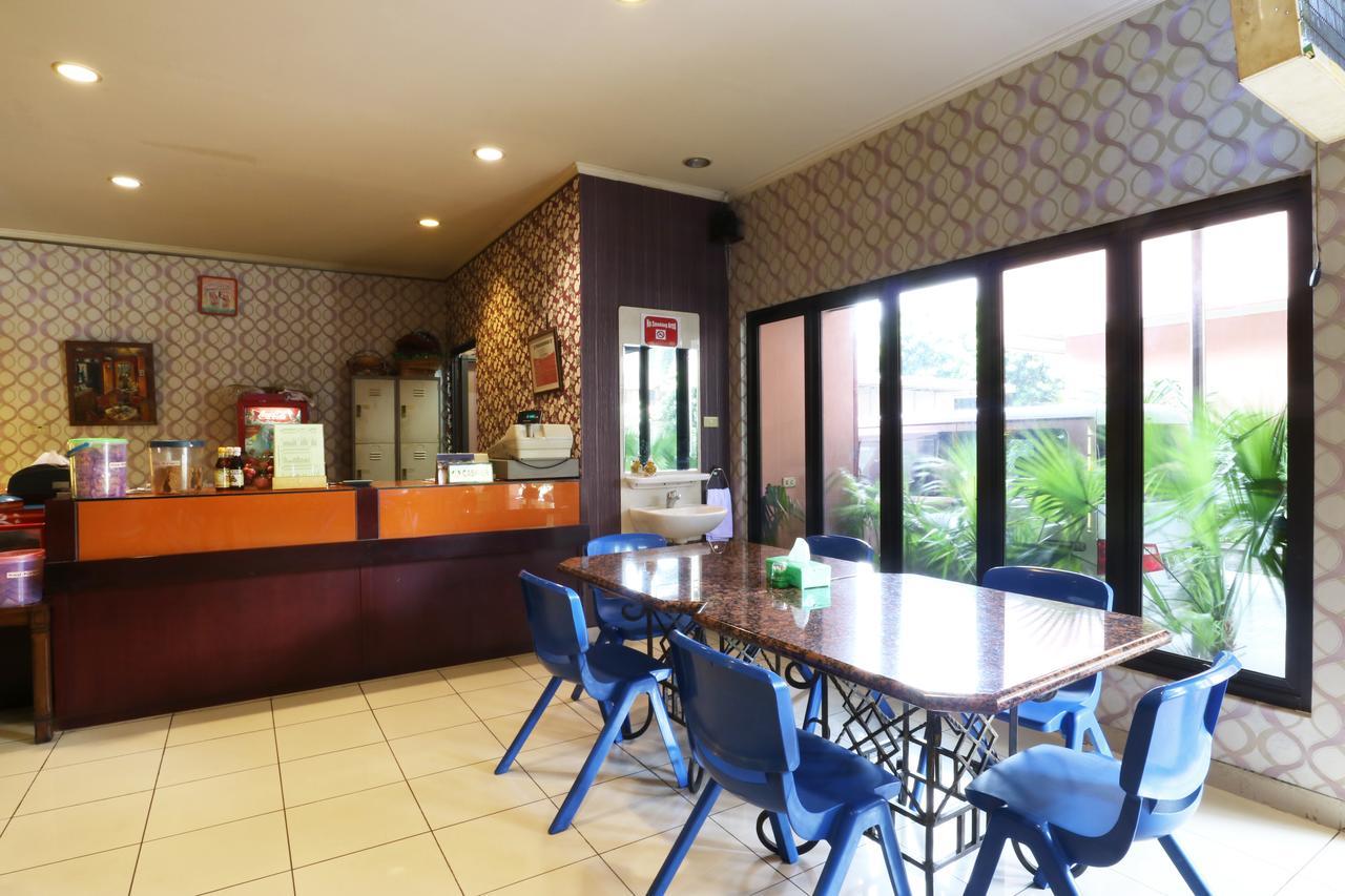 Hotel 678 Kemang Powered By Cocotel Jakarta Buitenkant foto